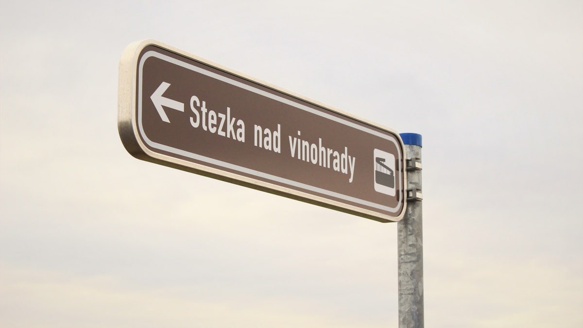 brown and white Stezka nad vinohrady sign